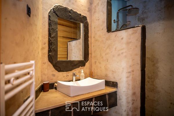 En Haute Ardèche, l’accueil serein, d’une propriété de caractère.