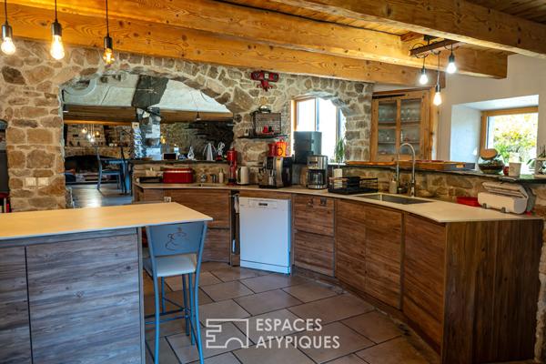 En Haute Ardèche, l’accueil serein, d’une propriété de caractère.