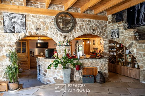 En Haute Ardèche, l’accueil serein, d’une propriété de caractère.