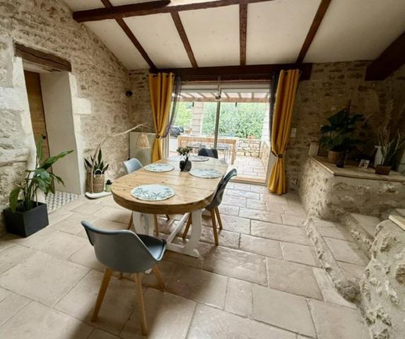 MAGNAC SUR TOUVRE - MAISON ATYPIQUE 6 PIECES AVEC PISCINE