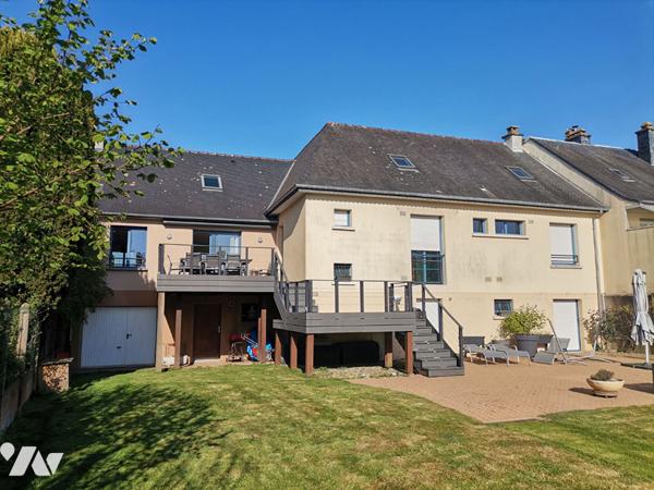 MONTFORT SUR MEU - Centre-ville, maison de 214 m² hab., 6 chambres et terrain de 680 m².