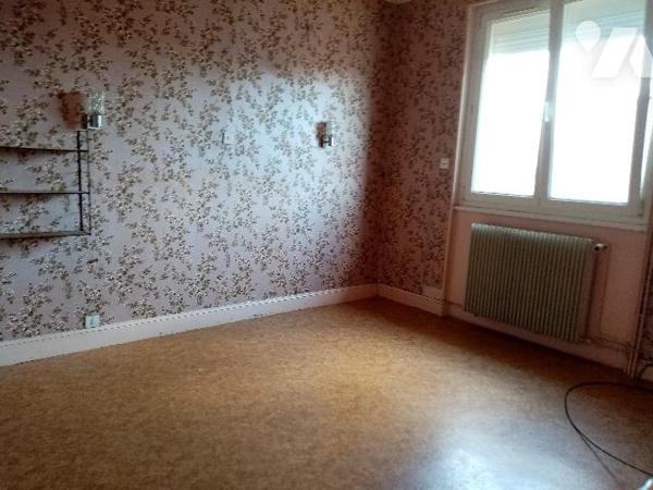 Secteur calme, maison mitoyenne un côté
terrain attenant 578 m²