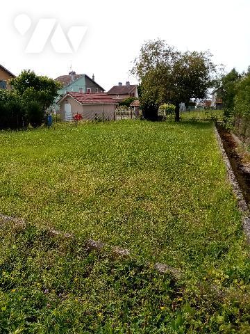 Secteur calme, maison mitoyenne un côté
terrain attenant 578 m²