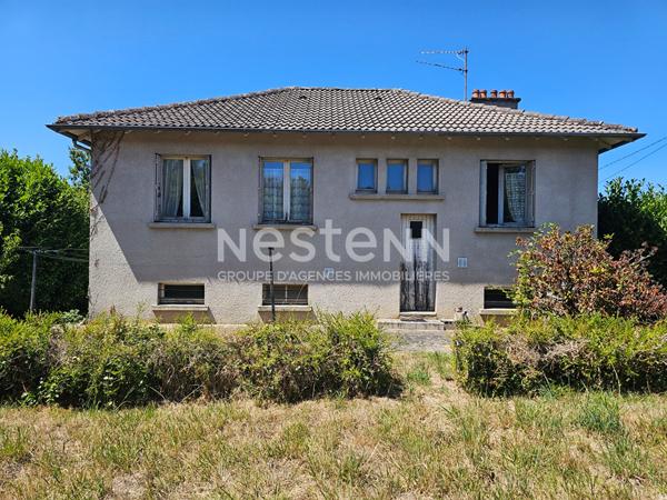 A vendre à Ytrac, sur terrain d'environ 700 m², maison de type 6 d'une surface d'environ 110 m² sur deux niveaux, avec garage et balcon.