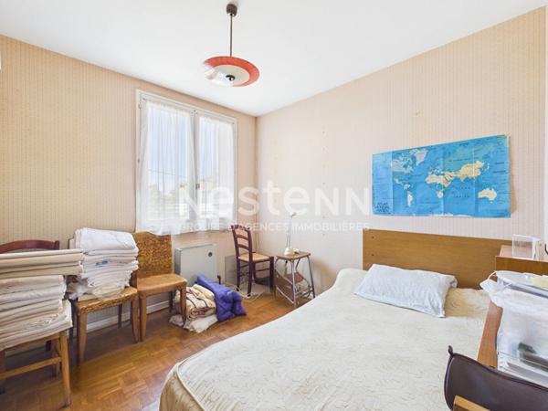 A vendre à Ytrac, sur terrain d'environ 700 m², maison de type 6 d'une surface d'environ 110 m² sur deux niveaux, avec garage et balcon.