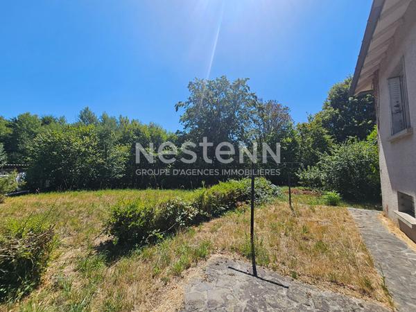 A vendre à Ytrac, sur terrain d'environ 700 m², maison de type 6 d'une surface d'environ 110 m² sur deux niveaux, avec garage et balcon.
