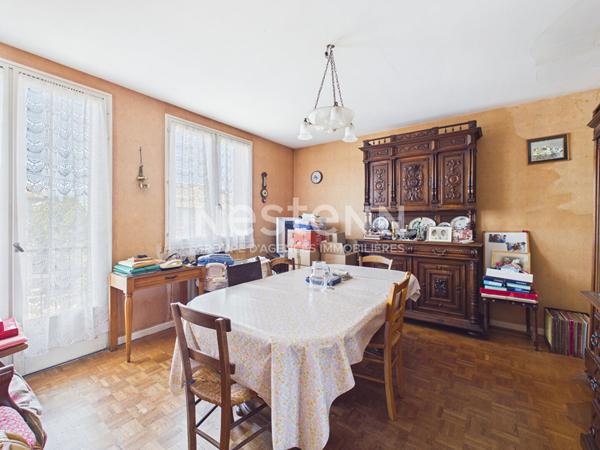 A vendre à Ytrac, sur terrain d'environ 700 m², maison de type 6 d'une surface d'environ 110 m² sur deux niveaux, avec garage et balcon.
