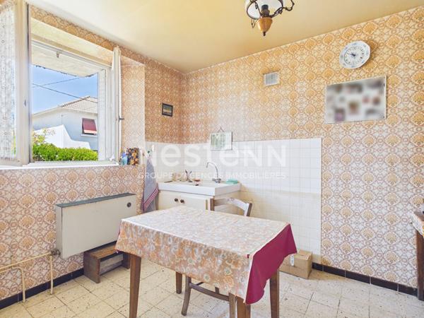 A vendre à Ytrac, sur terrain d'environ 700 m², maison de type 6 d'une surface d'environ 110 m² sur deux niveaux, avec garage et balcon.