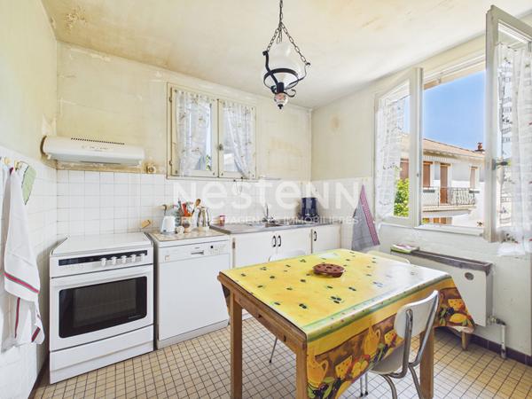 A vendre à Ytrac, sur terrain d'environ 700 m², maison de type 6 d'une surface d'environ 110 m² sur deux niveaux, avec garage et balcon.
