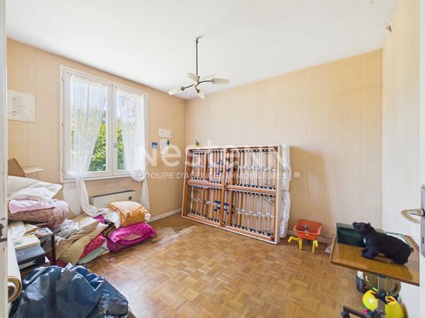 A vendre à Ytrac, sur terrain d'environ 700 m², maison de type 6 d'une surface d'environ 110 m² sur deux niveaux, avec garage et balcon.
