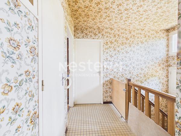 A vendre à Ytrac, sur terrain d'environ 700 m², maison de type 6 d'une surface d'environ 110 m² sur deux niveaux, avec garage et balcon.