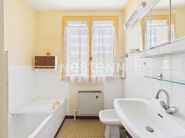 A vendre à Ytrac, sur terrain d'environ 700 m², maison de type 6 d'une surface d'environ 110 m² sur deux niveaux, avec garage et balcon.
