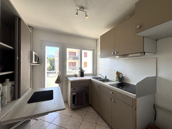 Secteur prisé - Appartement 4 pièces lumineux avec balcons et cave  proche centre Chambéry