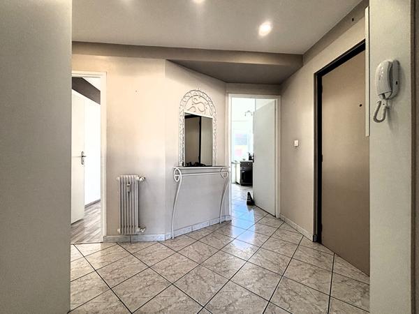 Secteur prisé - Appartement 4 pièces lumineux avec balcons et cave  proche centre Chambéry