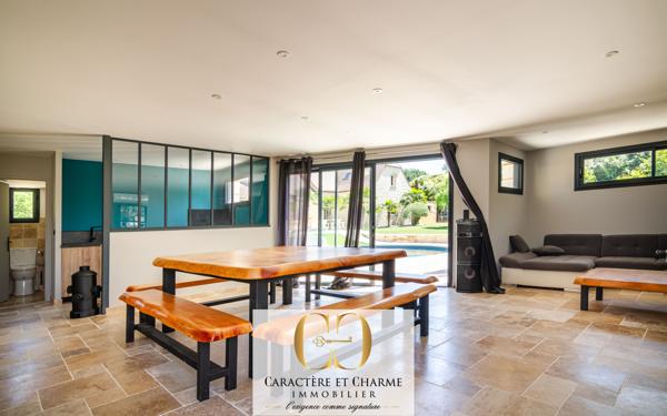 Gourdon (46300) Propriété contemporaine. 316m2. Prestations haut de gamme. Piscine spa.