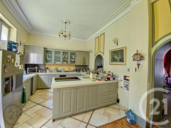 Immeuble à vendre  610 m 2   CHATEL GUYON  - 63