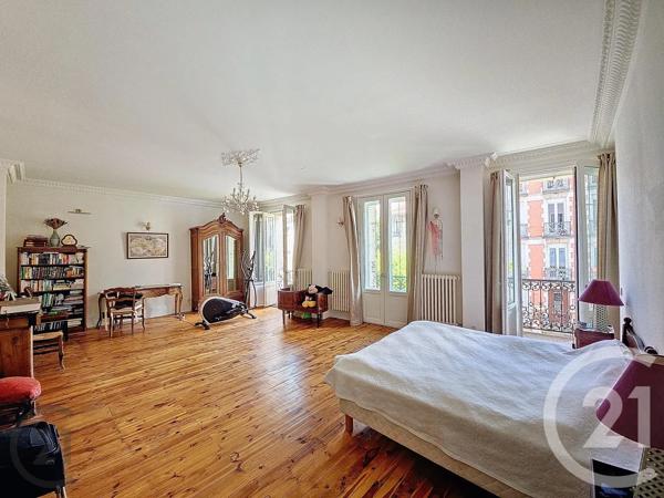 Immeuble à vendre  610 m 2   CHATEL GUYON  - 63