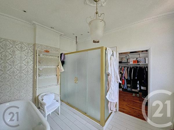 Immeuble à vendre  610 m 2   CHATEL GUYON  - 63