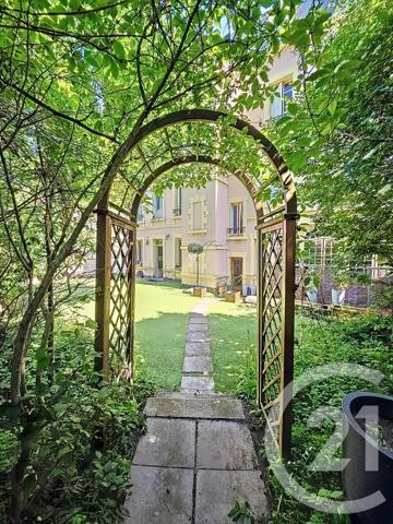 Immeuble à vendre  610 m 2   CHATEL GUYON  - 63