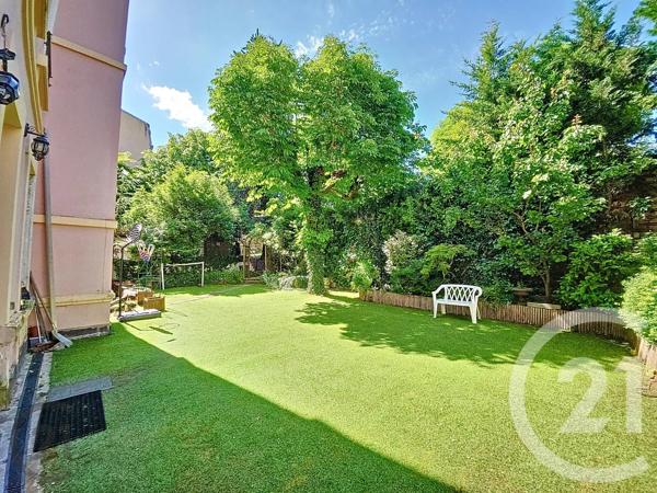 Immeuble à vendre  610 m 2   CHATEL GUYON  - 63