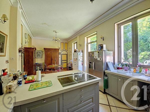 Immeuble à vendre  610 m 2   CHATEL GUYON  - 63