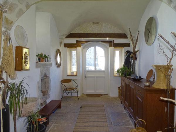 Ancienne église rénovée, proche du lac de Voulgans