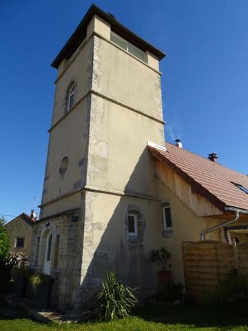 Ancienne église rénovée, proche du lac de Voulgans