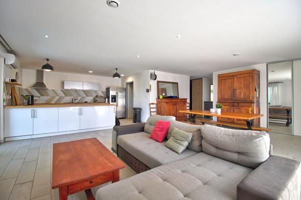 BON ENCONTRE - Maison de plain-pied de 2022 de 103m² avec 3 chambres, jardin, piscine et dépendance.