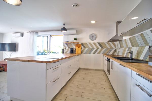 BON ENCONTRE - Maison de plain-pied de 2022 de 103m² avec 3 chambres, jardin, piscine et dépendance.