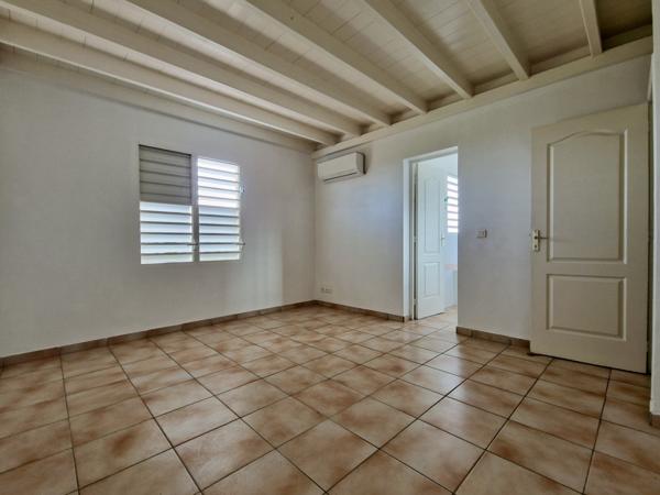 Baie-Mahault (97122) À saisir – Villa T4 en duplex avec jardin clôturé – Moudong Sud