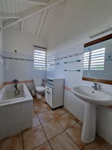 Baie-Mahault (97122) À saisir – Villa T4 en duplex avec jardin clôturé – Moudong Sud