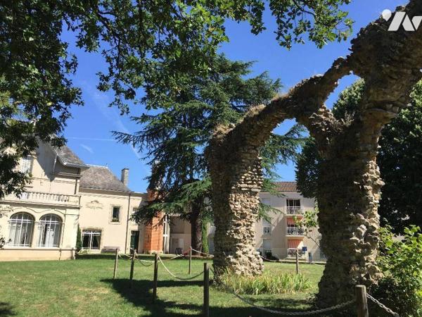SAINT BENOIT, Résidence services dans un parc boisé et fleuri de 3 hectares, appartement en trè...