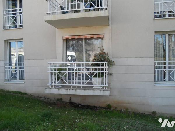 SAINT BENOIT, Résidence services dans un parc boisé et fleuri de 3 hectares, appartement en trè...