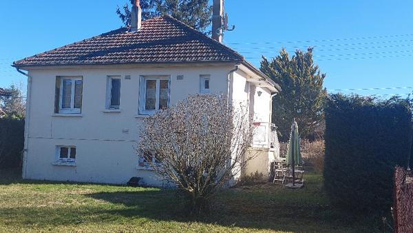 PONT DU CHATEAU Maison avec garage sur terrain 564m² , calme.