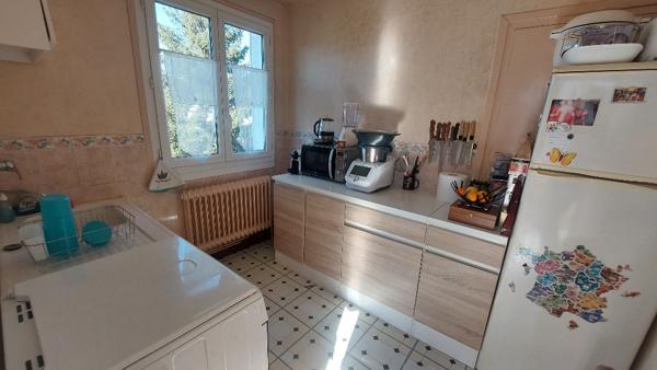 PONT DU CHATEAU Maison avec garage sur terrain 564m² , calme.