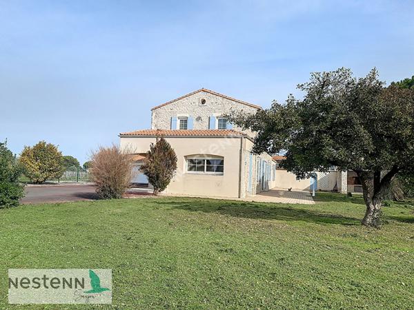 Grande maison de plus de 200 m2 à vendre à Medis à 15 mn des plages de Royan.