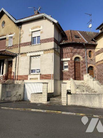 maison mitoyenne avec petit garage et jardin