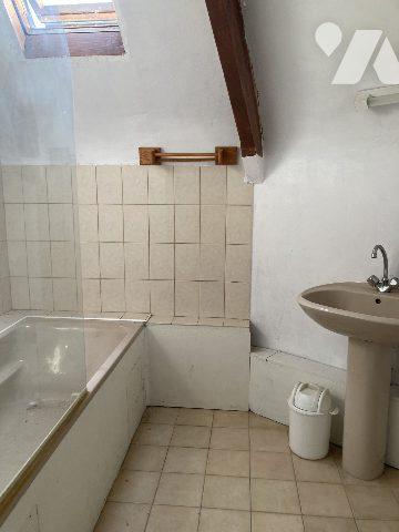 maison mitoyenne avec petit garage et jardin