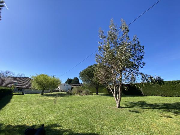 Roquecor (82150) ROQUECOR – Plain-pied en bord de village, grand garage et jardin plat de 1300 m²