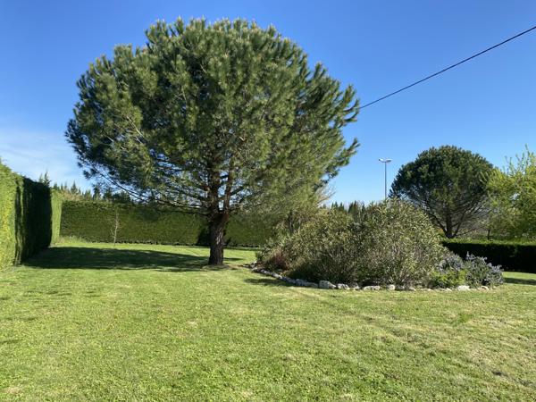 Roquecor (82150) ROQUECOR – Plain-pied en bord de village, grand garage et jardin plat de 1300 m²