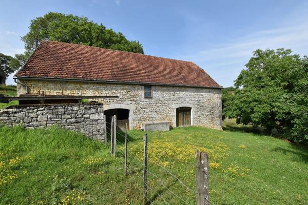 Ensemble immobilier, 2 granges en pierre sur 2 hectares de terrain.