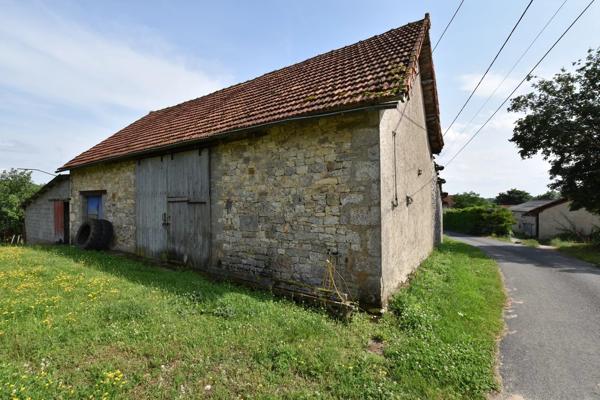 Ensemble immobilier, 2 granges en pierre sur 2 hectares de terrain.