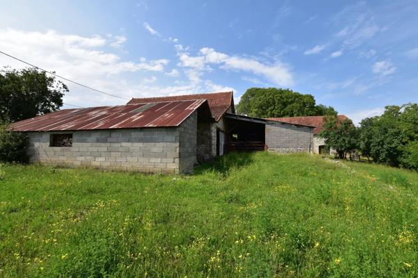 Ensemble immobilier, 2 granges en pierre sur 2 hectares de terrain.
