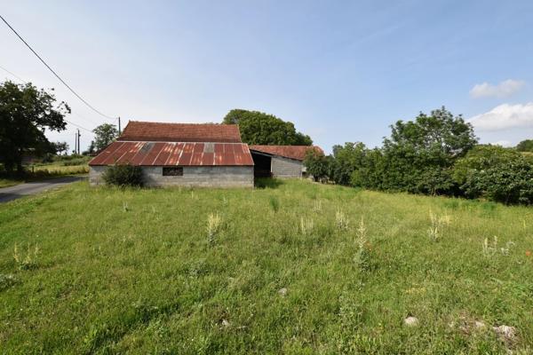 Ensemble immobilier, 2 granges en pierre sur 2 hectares de terrain.