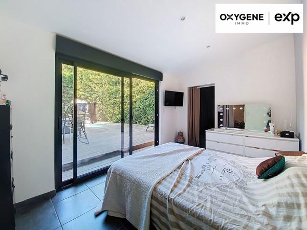 Grande maison avec piscine et sa dépendance aménagée en maison sur un terrain