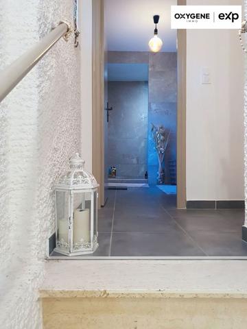 Grande maison avec piscine et sa dépendance aménagée en maison sur un terrain