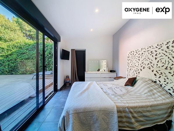 Grande maison avec piscine et sa dépendance aménagée en maison sur un terrain