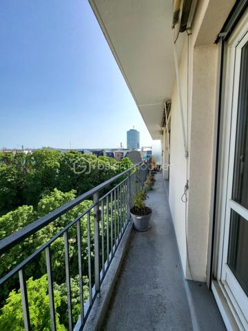Exposé Sud Est et en angle, cet appartement clair et calme avec cave est situé en étage élevé offrant une très belle vue dégagée à la fois sur les toits de Paris et sur la verdure de la coulée verte. 

Proche de toutes les commodités (commerces divers, marchés, écoles, collèges, lycées, crèches…) et des transports : métros Porte de Versailles (ligne 12) et Lourmel (ligne 8), Desnouettes (Tram T3a) et Porte de Versailles (T2) ou Bus 39, 42 et 80. 

Au sein d’une copropriété sécurisée, très bien tenue et recherchée, cet appartement de 84 m2, bénéficiant de deux balcons filants de 12 m2 au total, est composé actuellement d’une pièce de vie spacieuse de 30m2, 2 chambres, 2 dressings, une cuisine, une salle-de-bains et des toilettes séparés. Beaux volumes bien distribués sans perte de place pouvant être aisément réaménagés. 

Le diagnostic de performance énergétique réalisé récemment ressort avec une lettre globale D très correcte. Doubles vitrages et volets électriques dans toutes les pièces. Chauffage CPCU.

Un grand box fermé et sécurisé en sous-sol de l’immeuble est inclus.