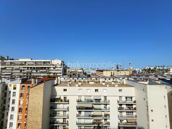 Exposé Sud Est et en angle, cet appartement clair et calme avec cave est situé en étage élevé offrant une très belle vue dégagée à la fois sur les toits de Paris et sur la verdure de la coulée verte. 

Proche de toutes les commodités (commerces divers, marchés, écoles, collèges, lycées, crèches…) et des transports : métros Porte de Versailles (ligne 12) et Lourmel (ligne 8), Desnouettes (Tram T3a) et Porte de Versailles (T2) ou Bus 39, 42 et 80. 

Au sein d’une copropriété sécurisée, très bien tenue et recherchée, cet appartement de 84 m2, bénéficiant de deux balcons filants de 12 m2 au total, est composé actuellement d’une pièce de vie spacieuse de 30m2, 2 chambres, 2 dressings, une cuisine, une salle-de-bains et des toilettes séparés. Beaux volumes bien distribués sans perte de place pouvant être aisément réaménagés. 

Le diagnostic de performance énergétique réalisé récemment ressort avec une lettre globale D très correcte. Doubles vitrages et volets électriques dans toutes les pièces. Chauffage CPCU.

Un grand box fermé et sécurisé en sous-sol de l’immeuble est inclus.