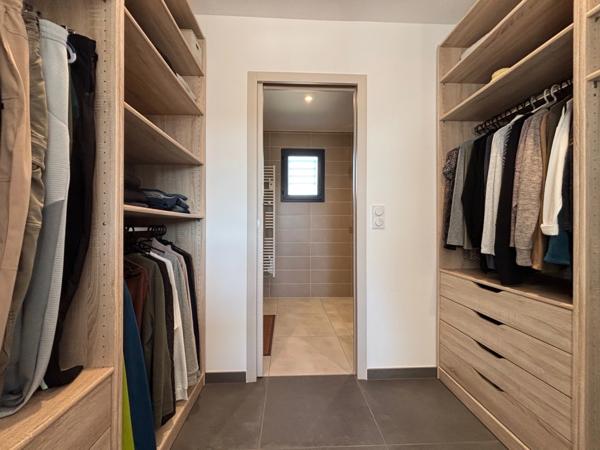 LUNEL (34), VENDUE MEUBLÉE, VILLA CONTEMPORAINE P4, PRESTATIONS HAUT DE GAMME, PISCINE, SECTEUR CALME